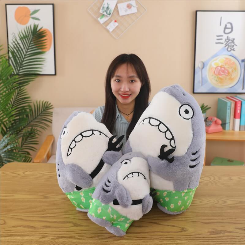 Petit requin en peluche rigolo avec fourchette, à petit prix de gros, idéal pour une fête d'anniversaire ou comme cadeau amusant. 16