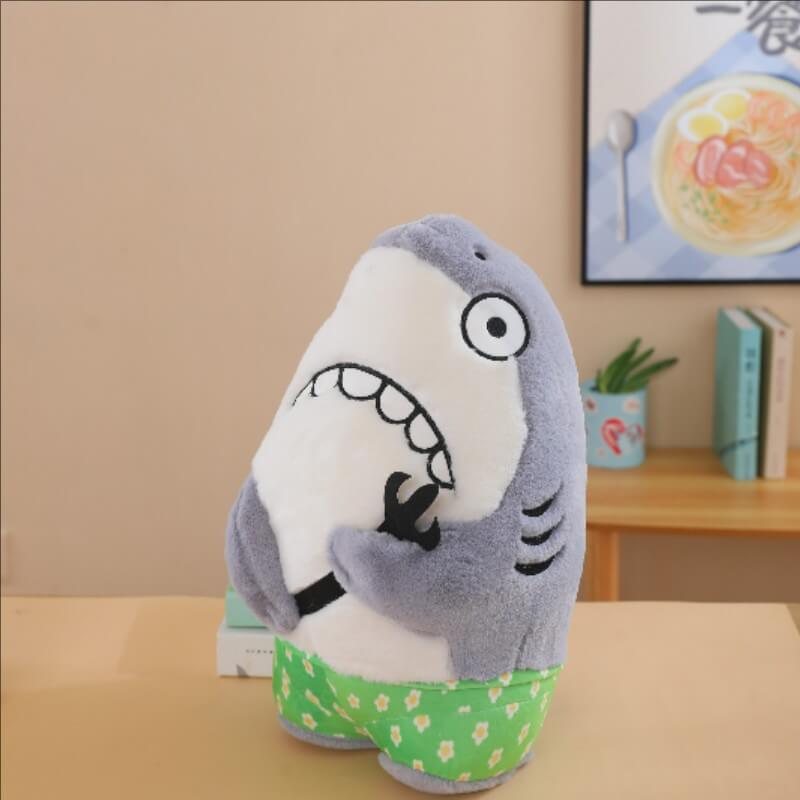 Petit requin en peluche rigolo avec fourchette, à petit prix de gros, idéal pour une fête d'anniversaire ou comme cadeau amusant. 14