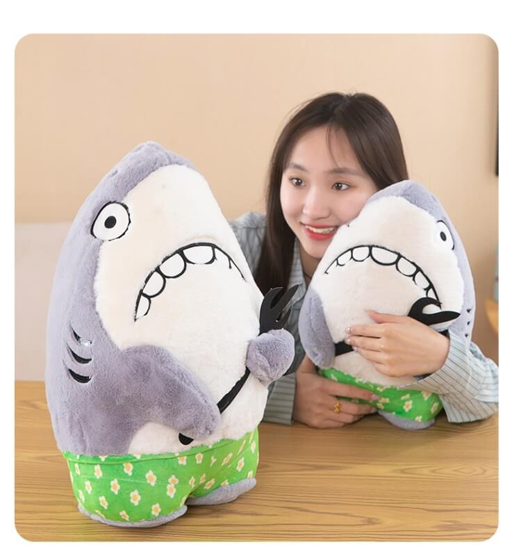 Petit requin en peluche rigolo avec fourchette, à petit prix de gros, idéal pour une fête d'anniversaire ou comme cadeau amusant. 15