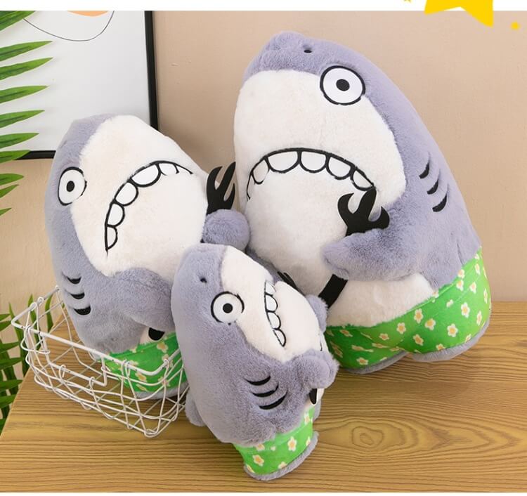 Petit requin en peluche rigolo avec fourchette, à petit prix de gros, idéal pour une fête d'anniversaire ou comme cadeau amusant. 12
