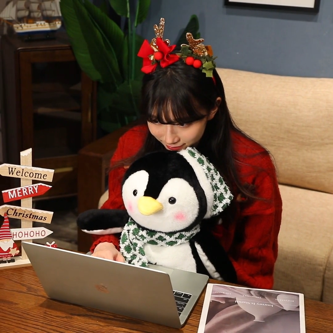 Peluche Pingouin Kawaii avec bonnet et écharpe de Noël brodés. Peluche Pingouin de Noël. 1