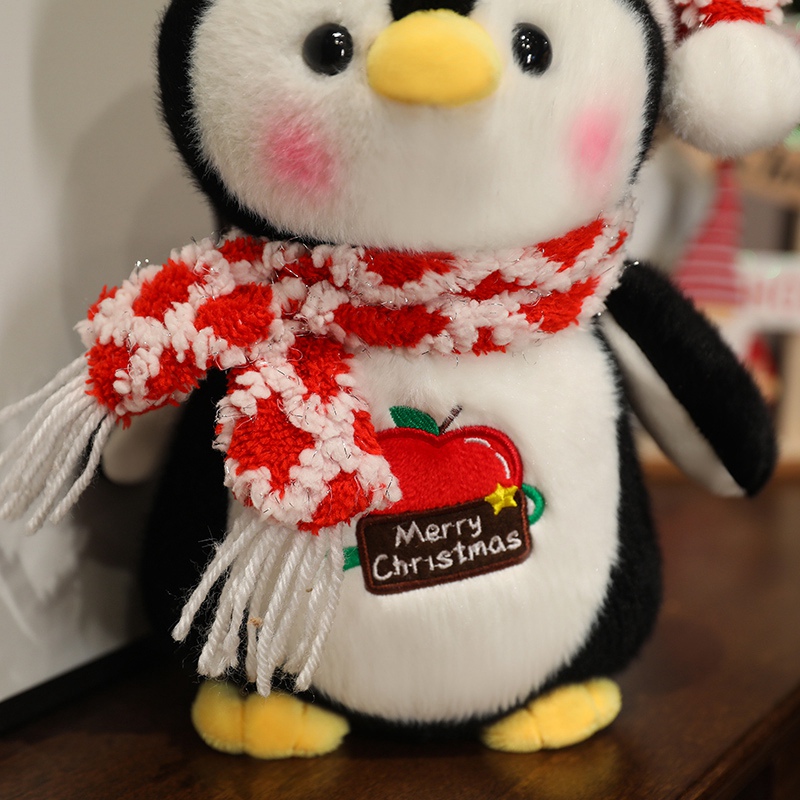 Peluche Pingouin Kawaii avec bonnet et écharpe de Noël brodés. Peluche Pingouin de Noël. 9