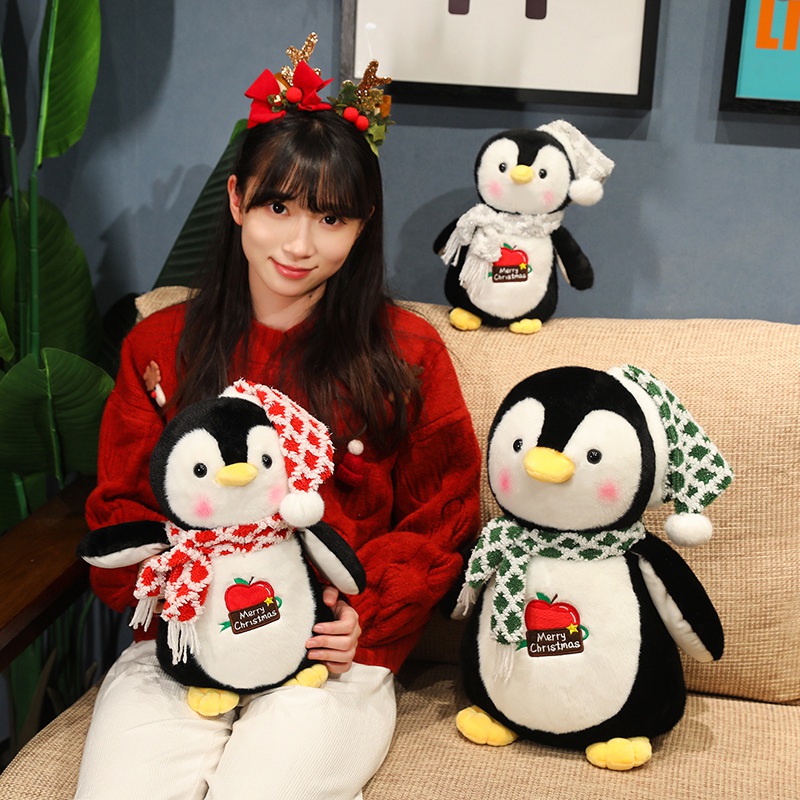 Peluche Pingouin Kawaii avec bonnet et écharpe de Noël brodés. Peluche Pingouin de Noël. 12