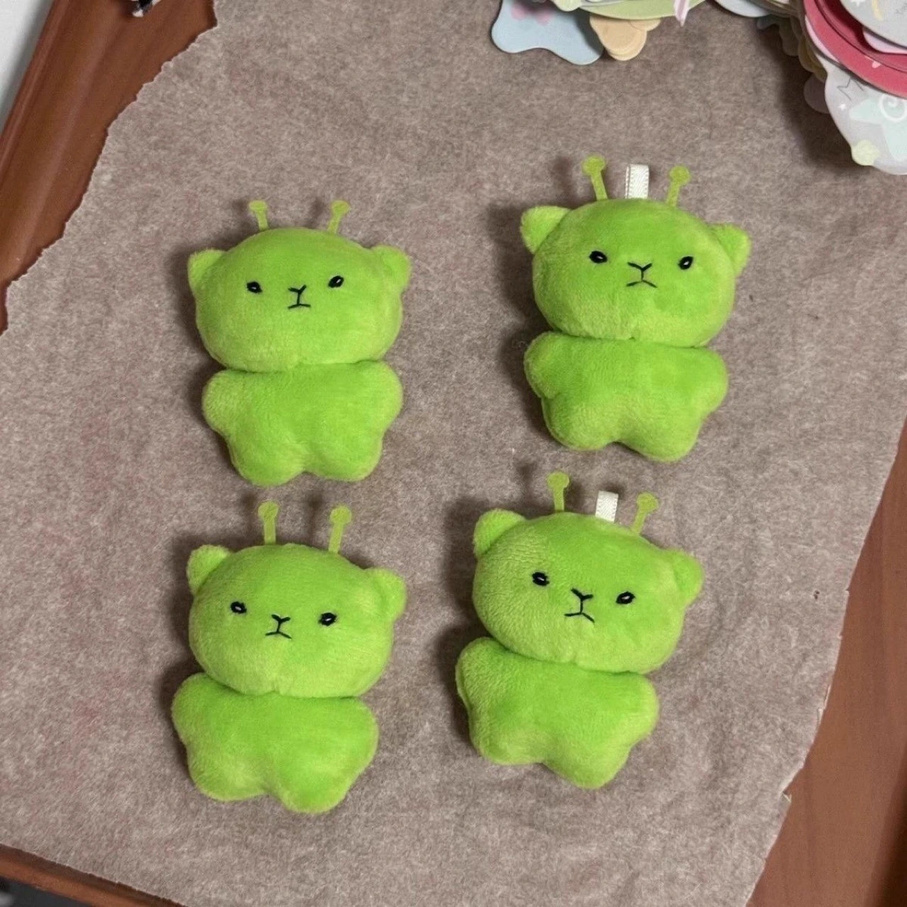 Green Alien Cat Plush Keychain 8cm Soft Stuffed Pendant, Cute Alien Bear Design, Kawaii Bag Charm for Fans & Gifting 1