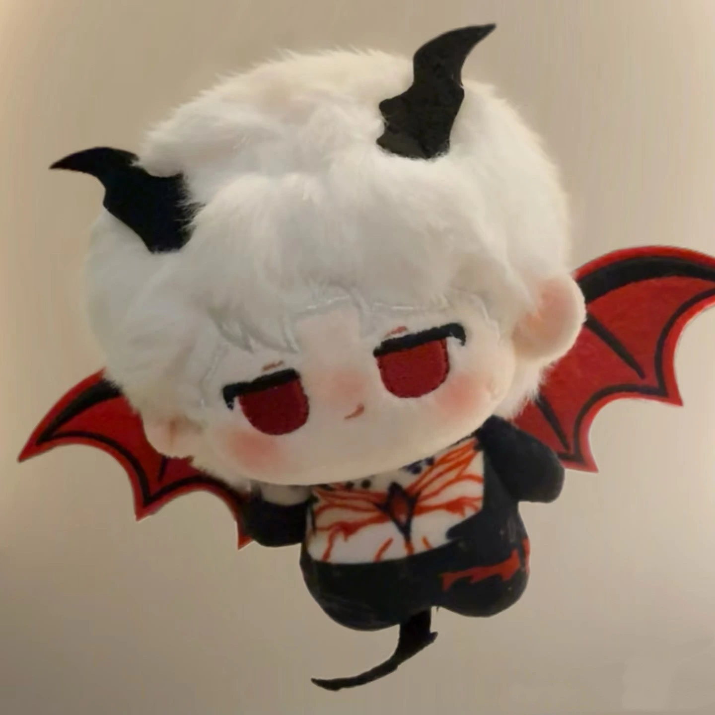 Porte-clés en peluche garçon démon mignon - Poupée chauve-souris vampire aux cheveux blancs 1