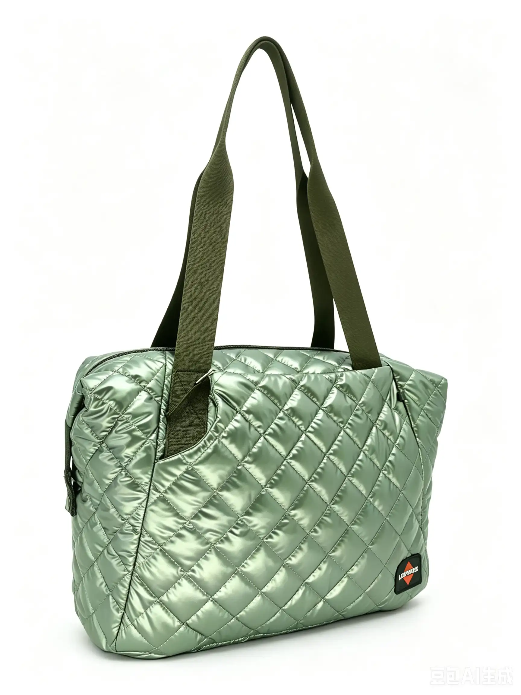 Sac fourre-tout de sport matelassé vert sauge métallique, bretelles vert olive, sac de tennis de pickleball extérieur gorpcore, fond de produit blanc propre