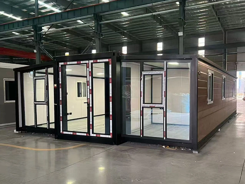 40FT Double-Wing Expandable Container House Eco-Friendly For Vacation Rentals And Home 1