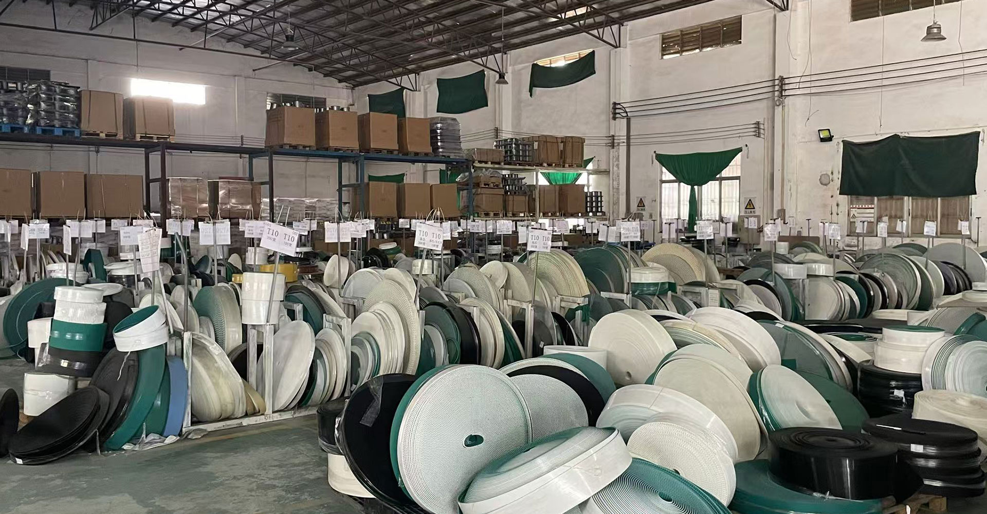 Customized Factory Black Straw Rubber conveyor belt Magic carpet conveyor belt manufacturers From China | Yonghang 8