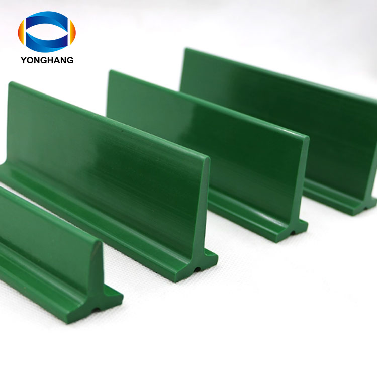 Conveyor belt with cleats