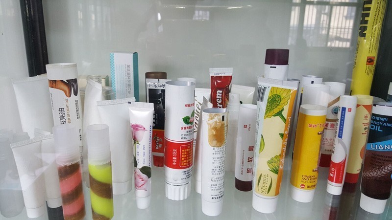 Shenzhou - Fabricant chinois de machines de remplissage et de scellage de tubes souples pour lotion corporelle - Machine de remplissage de tubes - Machine à succès 10