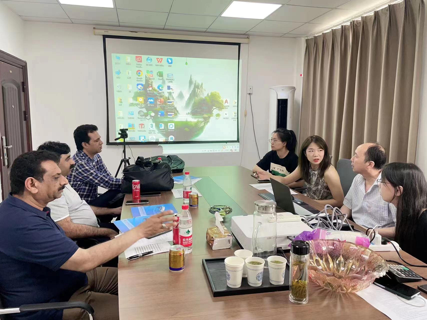 Best Pakistan Sugar cane juice customers visit the production base of Shenzhou decanter centrifuge Company - Shenzhou 1