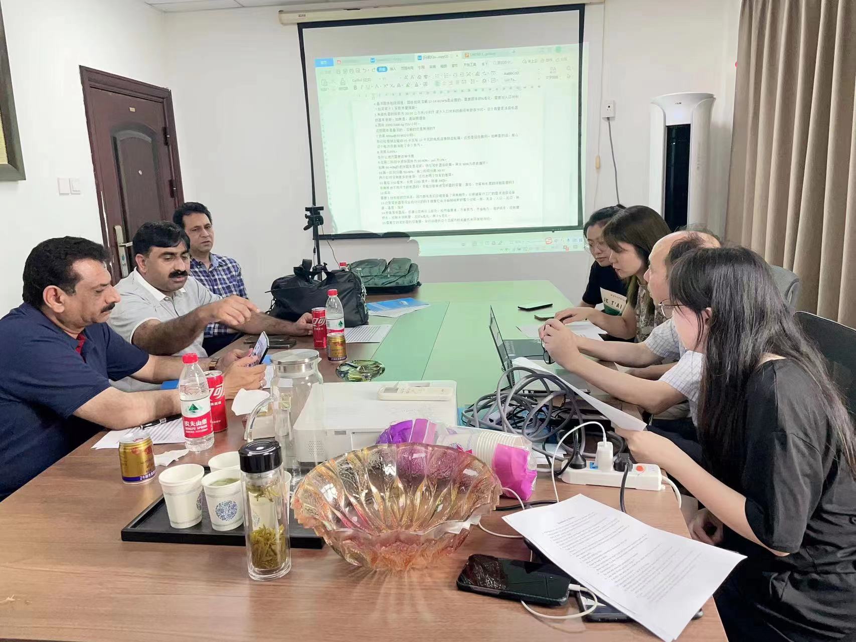 Best Pakistan Sugar cane juice customers visit the production base of Shenzhou decanter centrifuge Company - Shenzhou 2