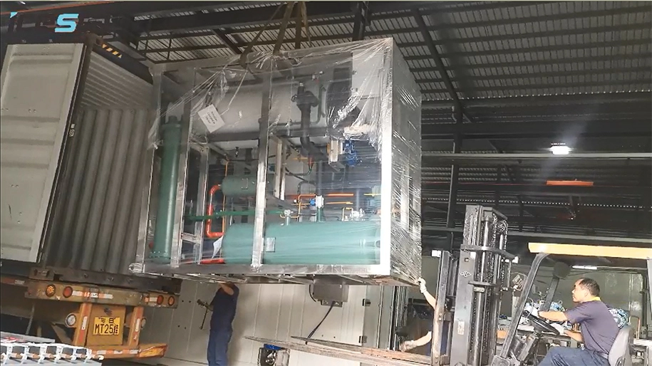 Today 10 tons/24 hours tube ice machine is shipped. 1