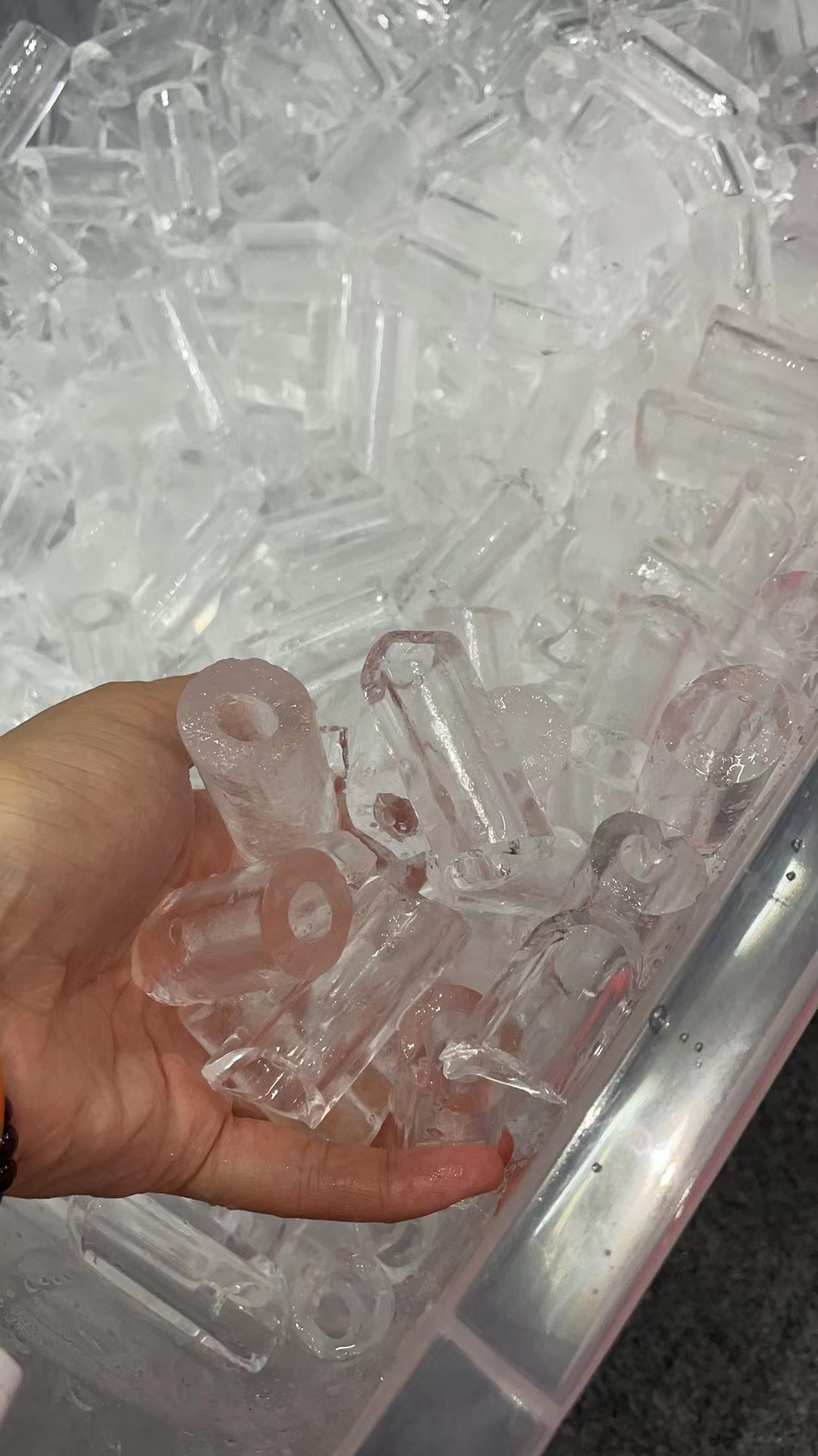 The ICESTA tube ice display machine was purchased directly with Indonesian currency 6