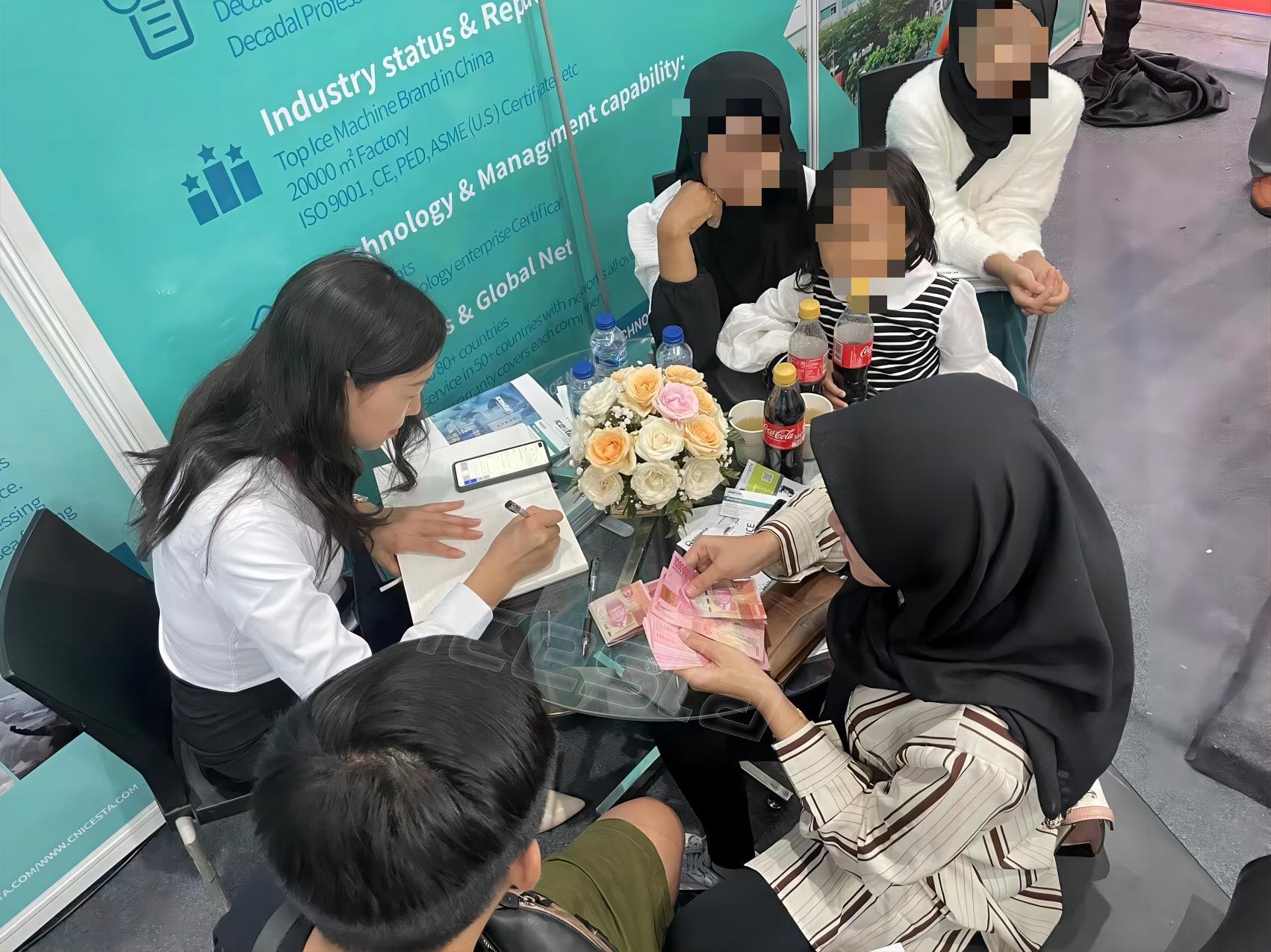 The ICESTA tube ice display machine was purchased directly with Indonesian currency 13