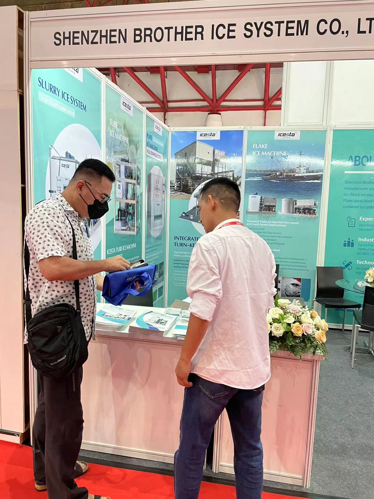 The ICESTA tube ice display machine was purchased directly with Indonesian currency 8