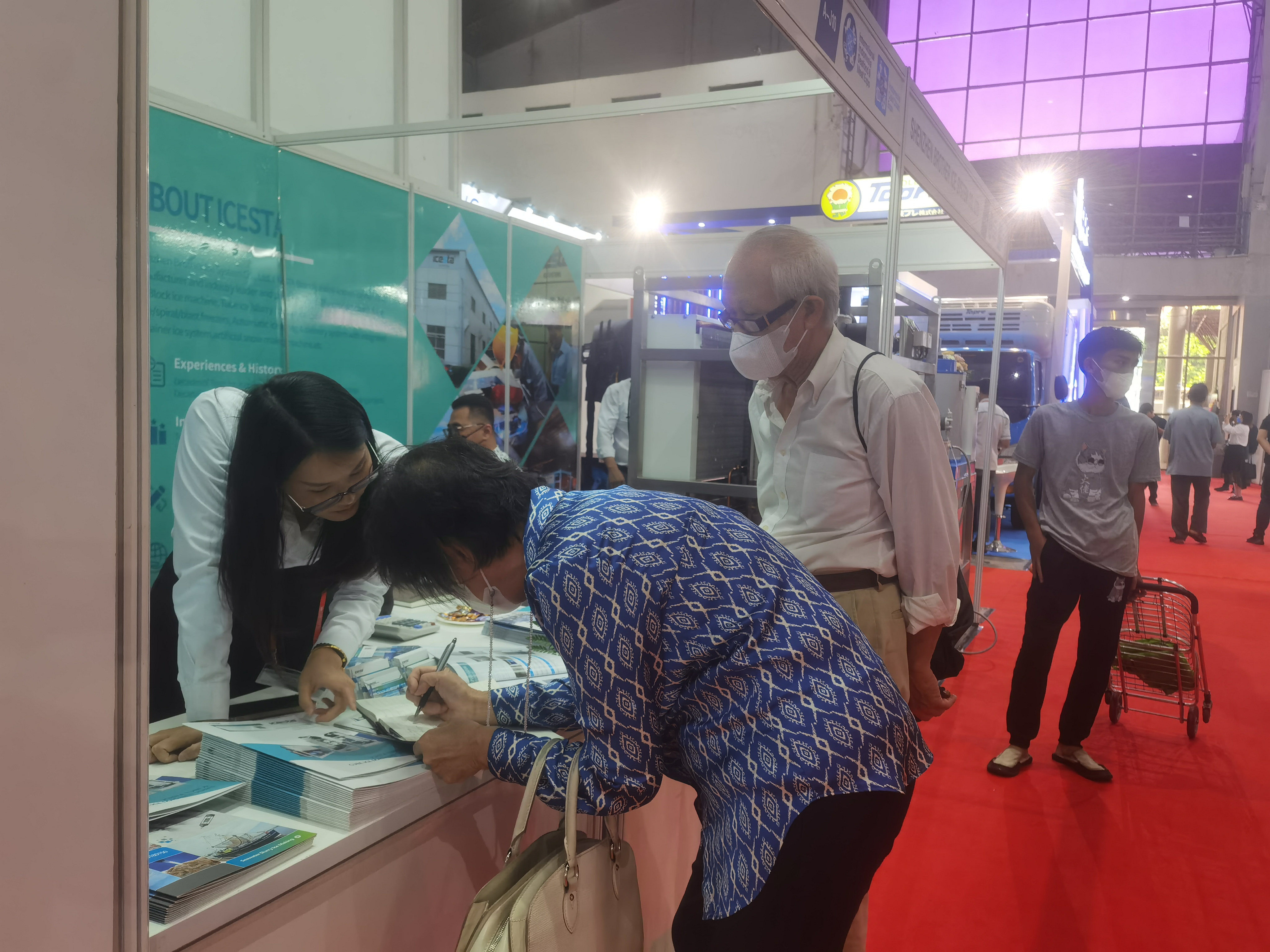 The ICESTA tube ice display machine was purchased directly with Indonesian currency 10