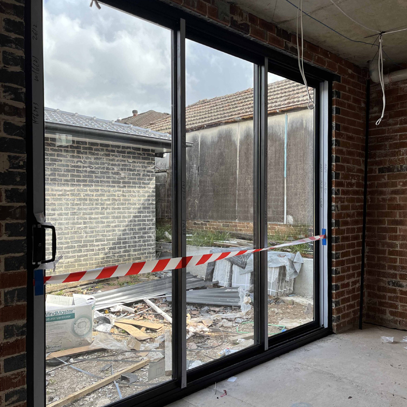 Puerta corredera de aluminio estándar australiana con cerradura de mariposa en forma de D, certificada según la norma AS2047. 4