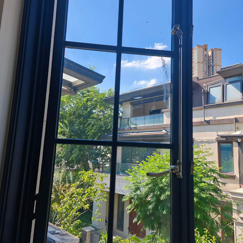 Ventana abatible de aluminio de estilo francés retro con apertura hacia afuera. 4