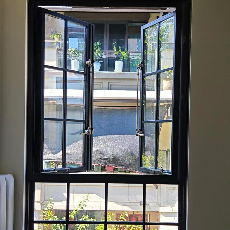 Ventana abatible de aluminio de estilo francés retro con apertura hacia afuera. 3