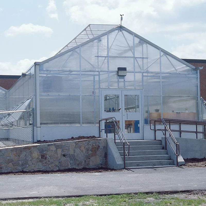 Estufa robusta de policarbonato com vão único, base em aço galvanizado, alta transmissão de luz e estrutura resistente às intempéries. 1