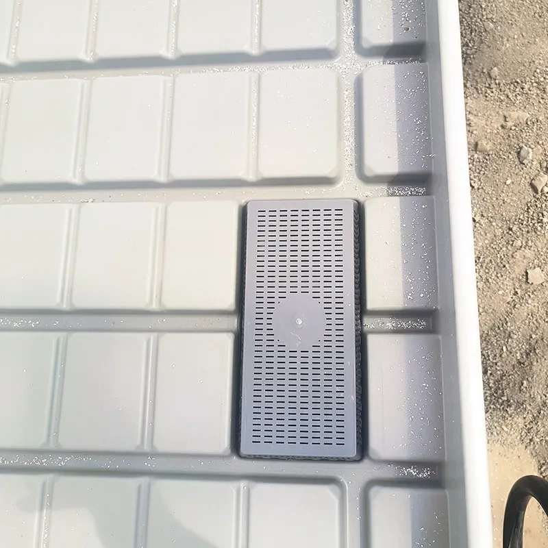 Bancos rodantes ajustables para invernaderos con sistemas de flujo y reflujo de semilleros verticales 1