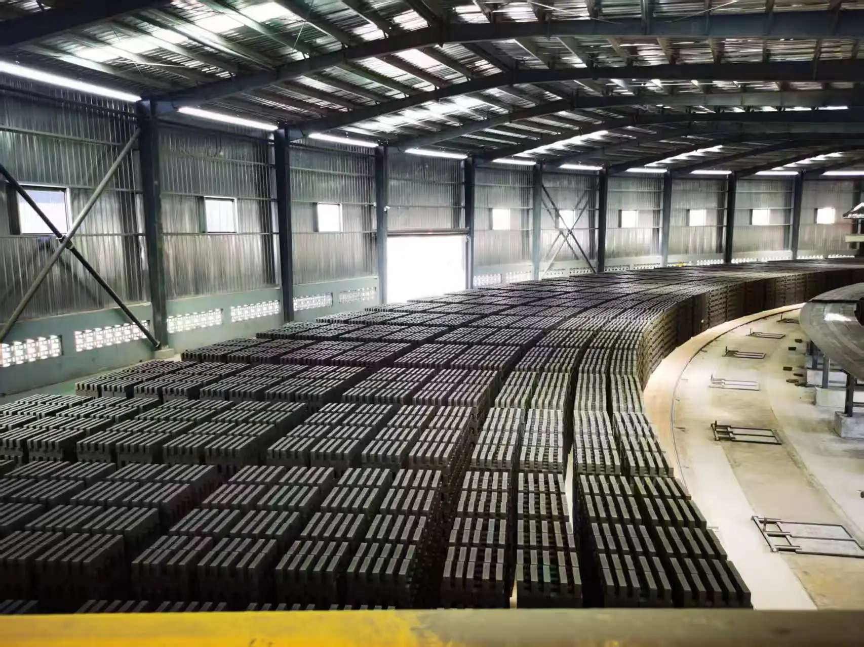 Nhà máy sản xuất gạch đất sét nung quay tròn cho gốm sứ; So sánh lò nung đường hầm sấy và nung gạch đất sét với lò nung trục lăn. 1