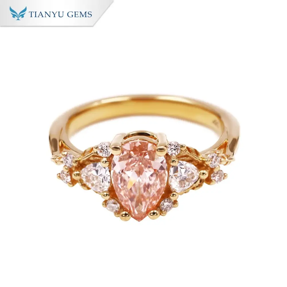 Anillo de compromiso Tianyu Gems de oro amarillo de 18k con diamante rosa cultivado en laboratorio en forma de pera para mujer. 1