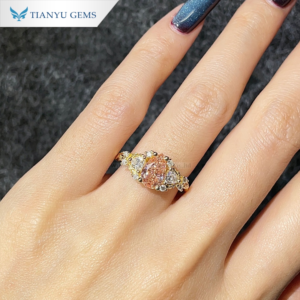 Anillo de compromiso Tianyu Gems de oro amarillo de 18k con diamante rosa cultivado en laboratorio en forma de pera para mujer. 4