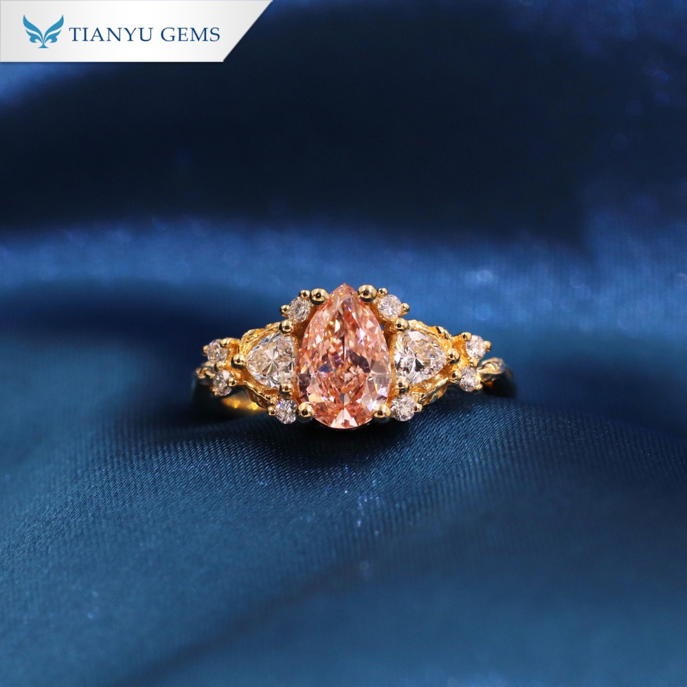 Anillo de compromiso Tianyu Gems de oro amarillo de 18k con diamante rosa cultivado en laboratorio en forma de pera para mujer. 2