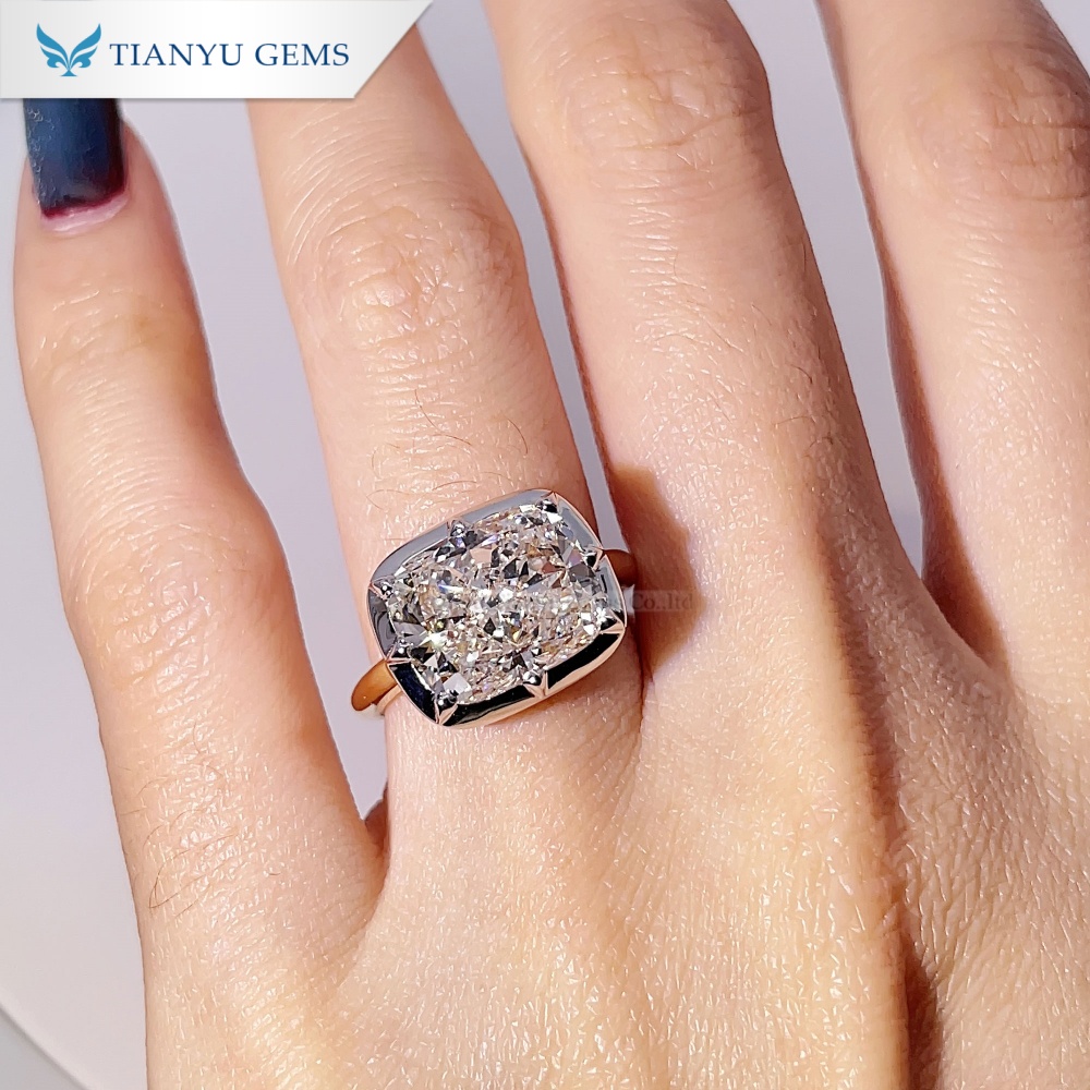 Anillo de compromiso Tianyu Gems con diamante cultivado en laboratorio de talla cojín en oro amarillo y blanco de 18k. 4