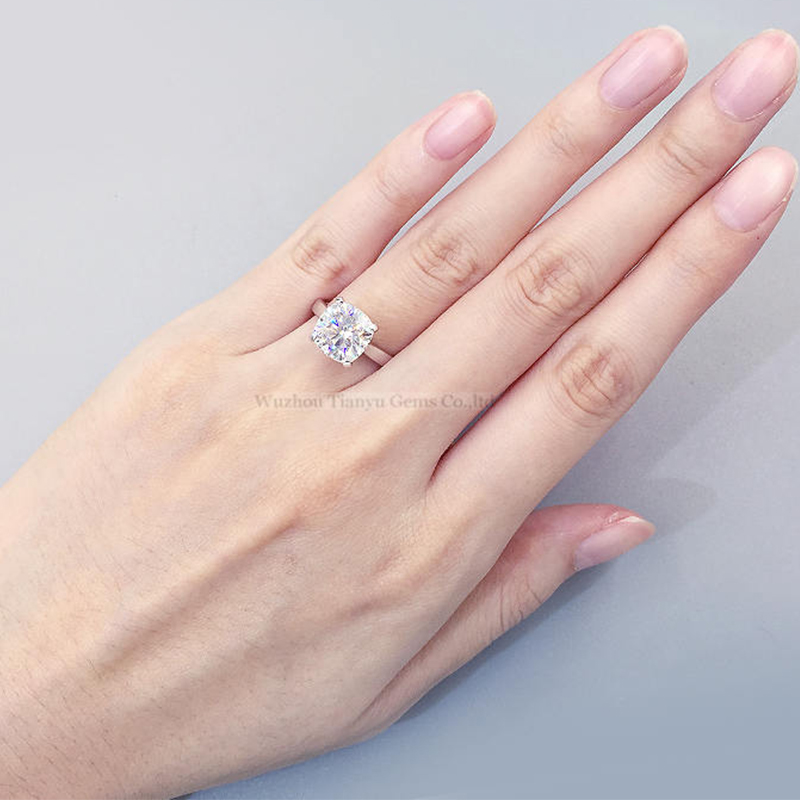 Pt950 4 Prong Cushion Moissanite Diamond Ring Moissanite Jewelry Supplier 12