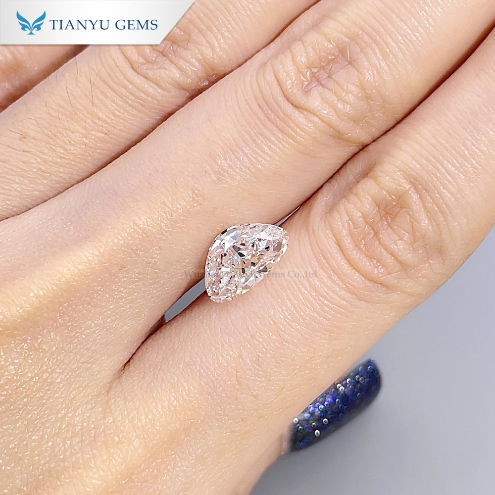 Diamante blanco cultivado en laboratorio con talla trillón modificada 7