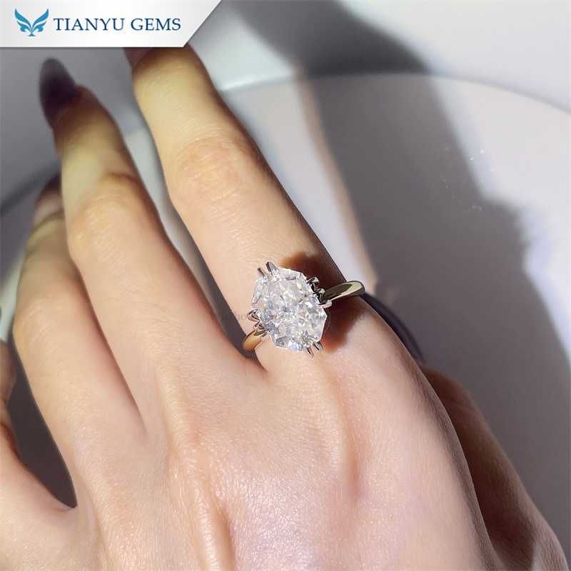 حلقه نامزدی طلای تیانیو جمز، حلقه ازدواج مویزنیت تک نگین 4