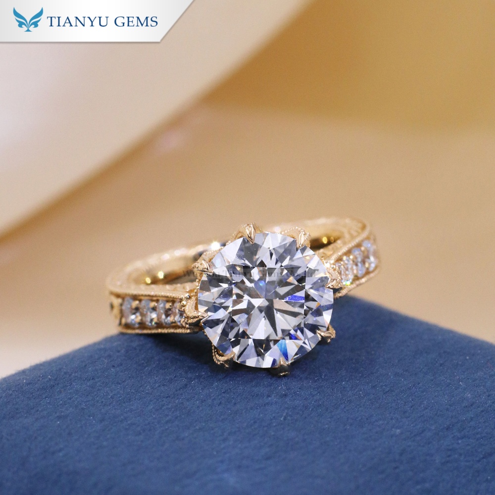 Anillo de compromiso de oro amarillo de 10k con diamante cultivado en laboratorio de talla redonda de Tianyu Gems 2