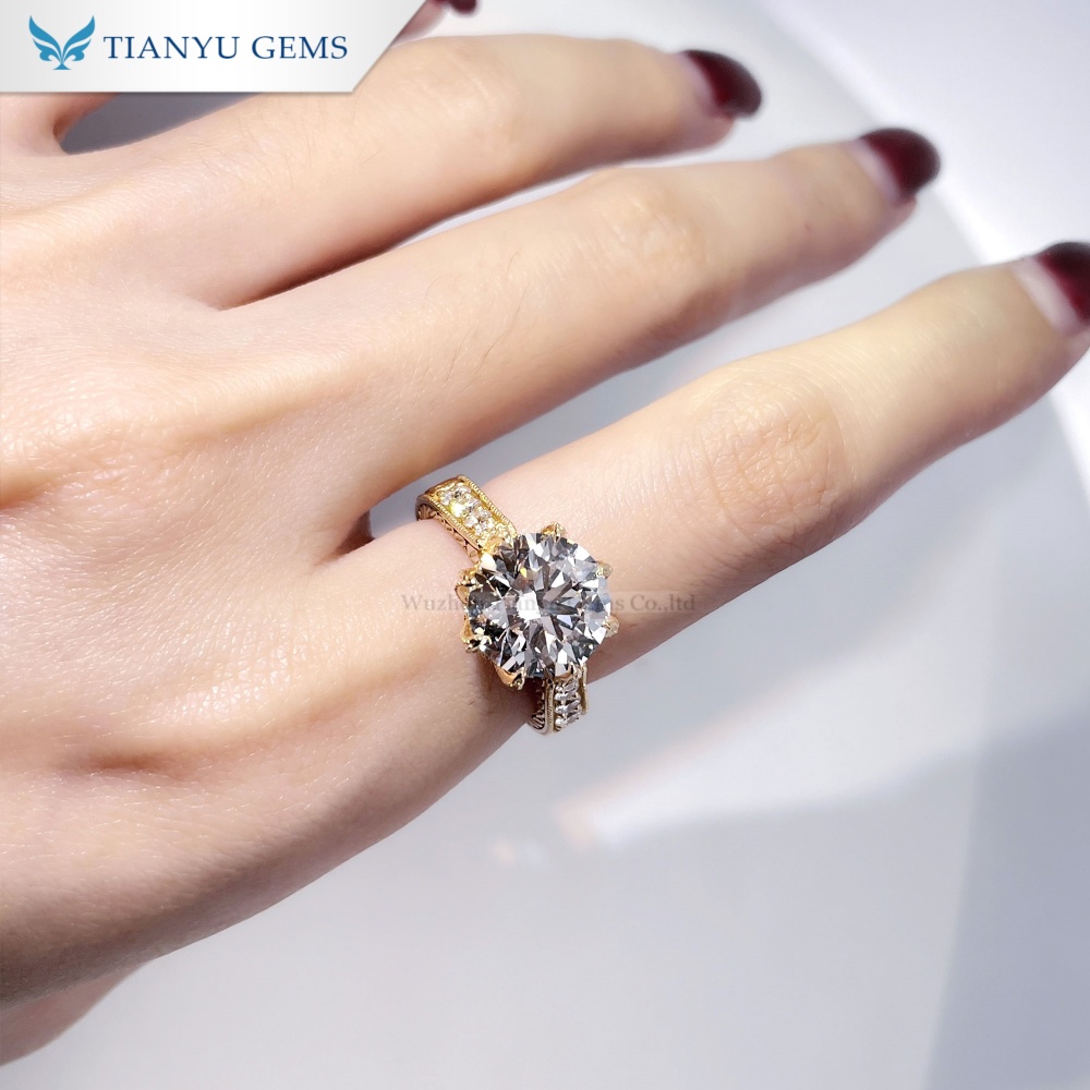 Anillo de compromiso de oro amarillo de 10k con diamante cultivado en laboratorio de talla redonda de Tianyu Gems 4