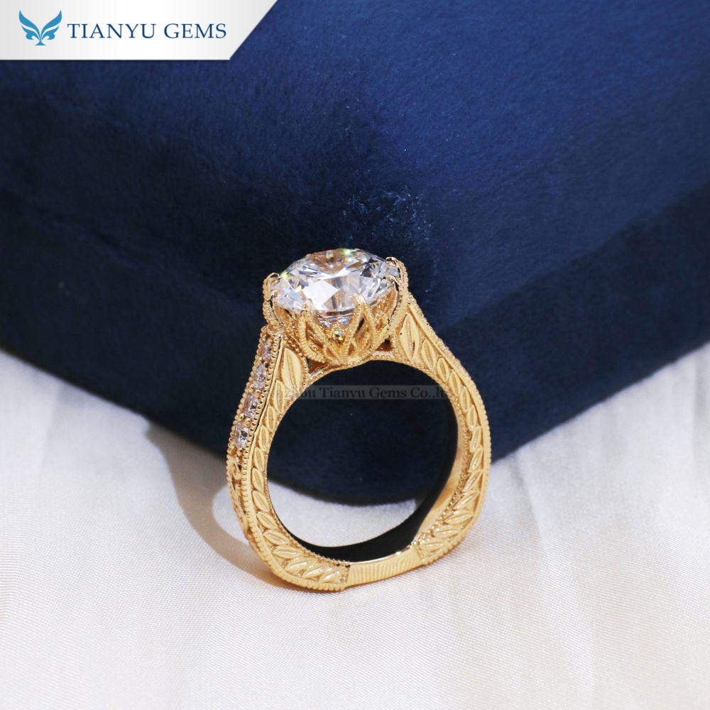 Anillo de compromiso de oro amarillo de 10k con diamante cultivado en laboratorio de talla redonda de Tianyu Gems 3