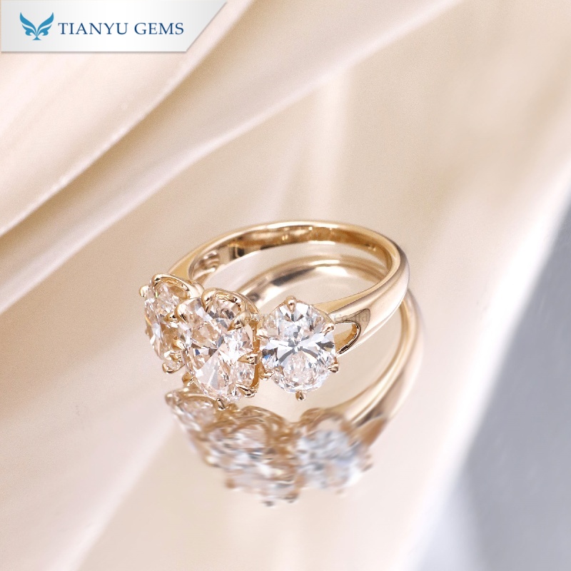 Anillo de tres piedras Tianyu Gems con diamante cultivado en laboratorio de talla ovalada. 2