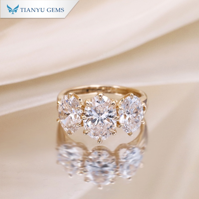 Anillo de tres piedras Tianyu Gems con diamante cultivado en laboratorio de talla ovalada. 3