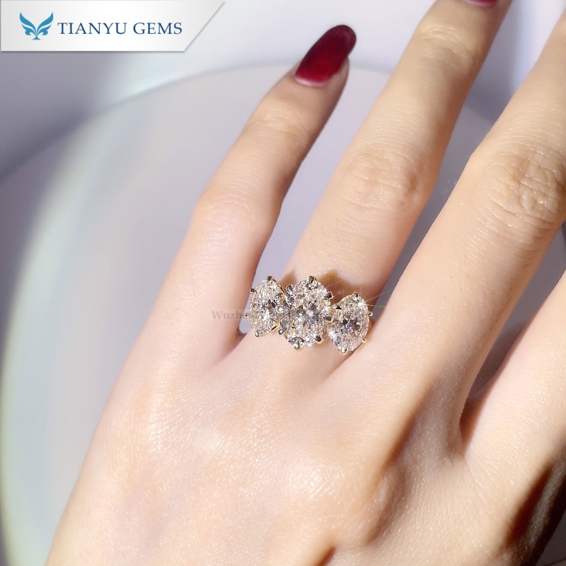 Anillo de tres piedras Tianyu Gems con diamante cultivado en laboratorio de talla ovalada. 4