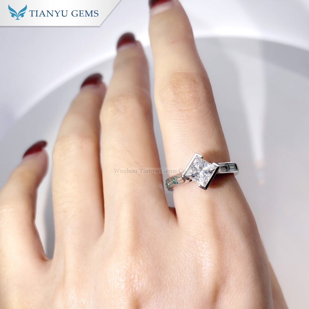 แหวนเพชรโมอิสซาไนต์ทรงเจ้าหญิงจาก Tianyu Gems ตัวเรือนทองคำขาว 10k โมอิสซาไนต์สีเขียว 4
