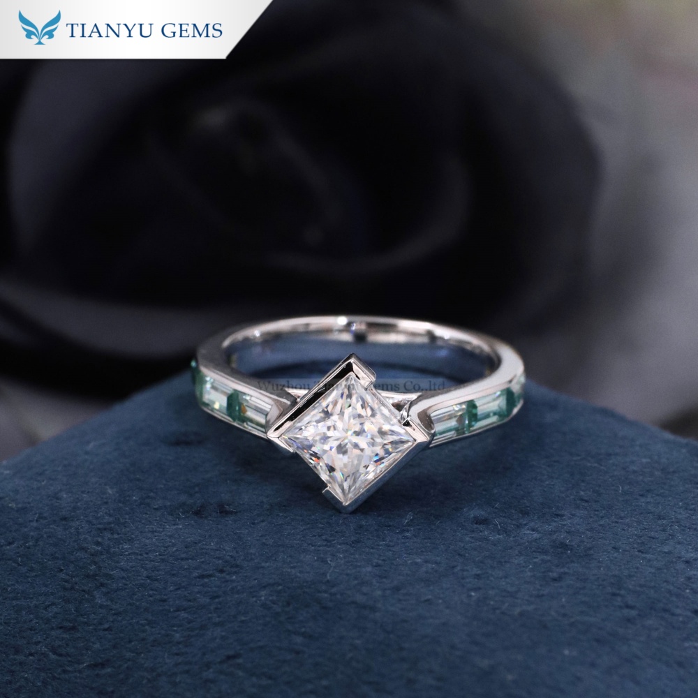 แหวนเพชรโมอิสซาไนต์ทรงเจ้าหญิงจาก Tianyu Gems ตัวเรือนทองคำขาว 10k โมอิสซาไนต์สีเขียว 2