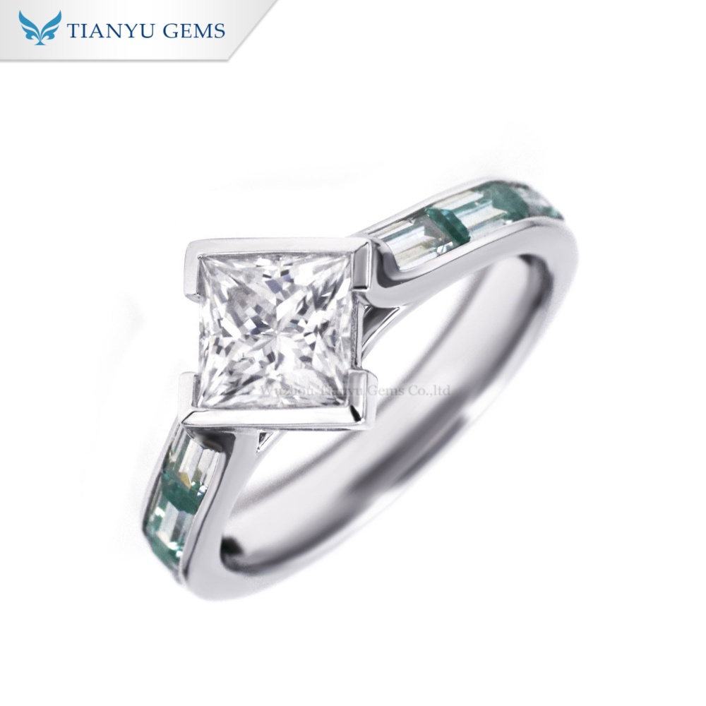 แหวนเพชรโมอิสซาไนต์ทรงเจ้าหญิงจาก Tianyu Gems ตัวเรือนทองคำขาว 10k โมอิสซาไนต์สีเขียว 3