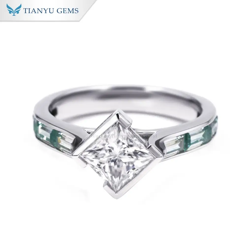 แหวนเพชรโมอิสซาไนต์ทรงเจ้าหญิงจาก Tianyu Gems ตัวเรือนทองคำขาว 10k โมอิสซาไนต์สีเขียว 1