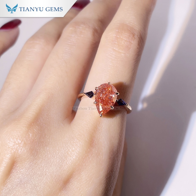 Tianyu Gems  Pear Cut Pink Lab Diamond  Ring  Kite Royal Blue Sapphire 18k Rose Gold Three-stone Ring 4
