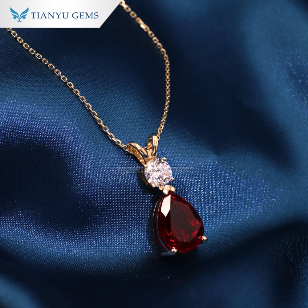 Collar de Tianyu Gems con rubí talla pera y diamante cultivado en laboratorio, en oro amarillo de 14k. 2