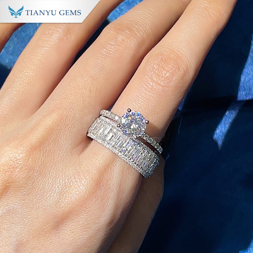 Conjunto de anillos de boda de oro Tianyu Gems de 14k con moissanita talla portuguesa y diamantes. 4
