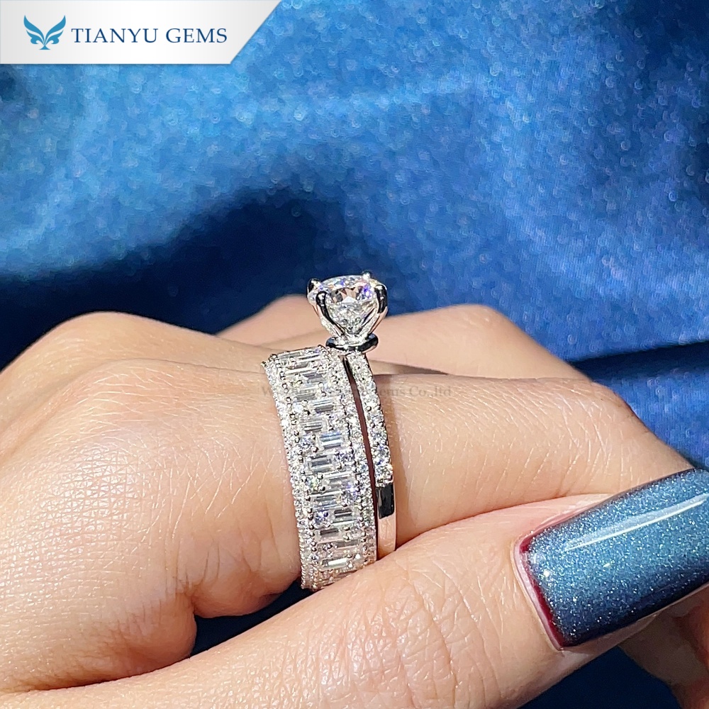 Conjunto de anillos de boda de oro Tianyu Gems de 14k con moissanita talla portuguesa y diamantes. 3
