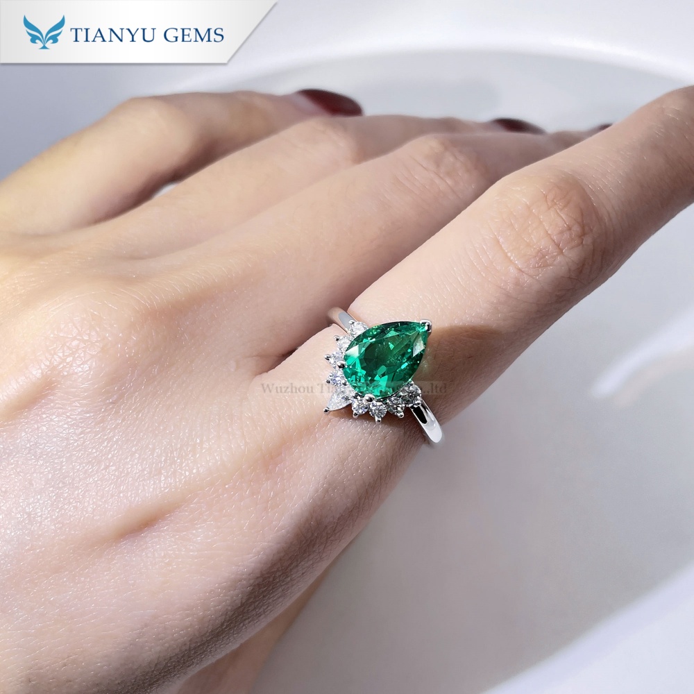 Anillo de esmeralda talla pera de Tianyu Gems en oro blanco de 14k con diamante cultivado en laboratorio. 4