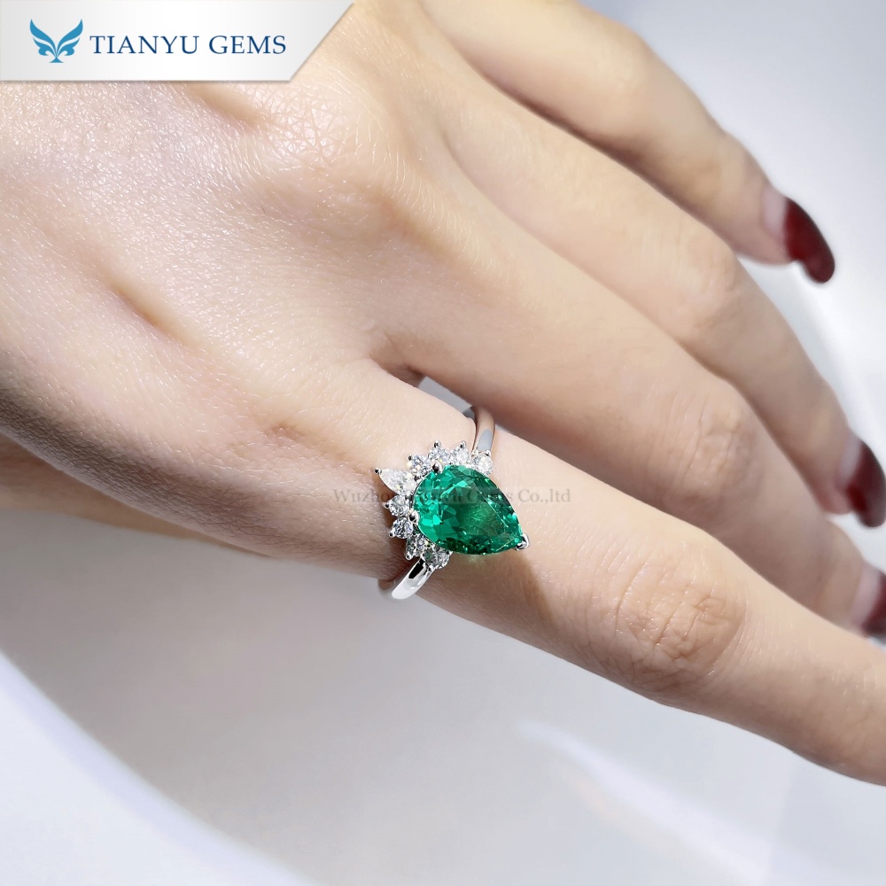 Anillo de esmeralda talla pera de Tianyu Gems en oro blanco de 14k con diamante cultivado en laboratorio. 2